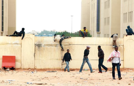 مركز الإيواء ليس معتقلاً .. ولا قائمة سوداء للمرحَّلين