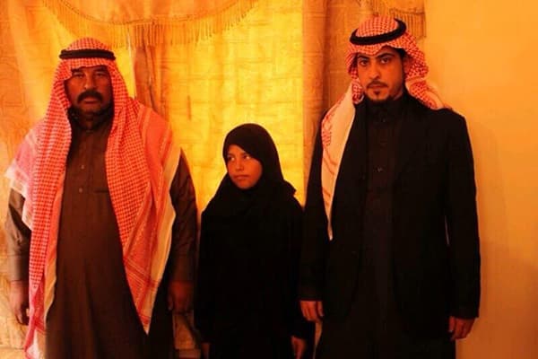 مواطن يقذف بنفسه وسط سيول الشمال لينقذ طفلة من الغرق