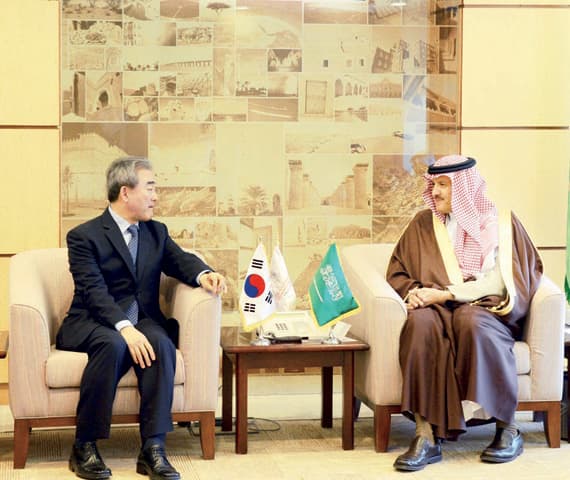 سلطان بن سلمان يلتقي وزير السياحة والثقافة الكوري الجنوبي
