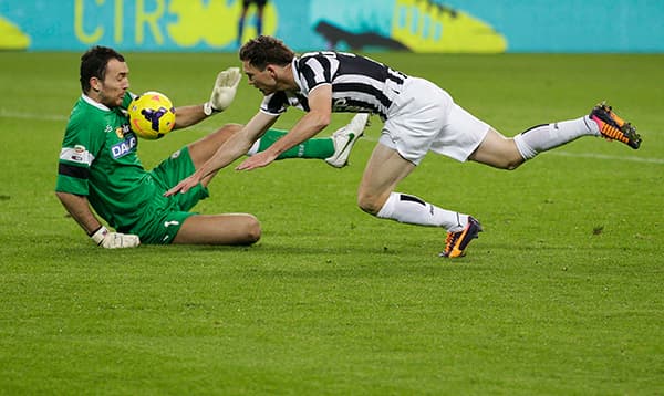 قصة مصورة : يوفنتوس يعزز تصدره للدوري الايطالي وروما يواصل التفريط
