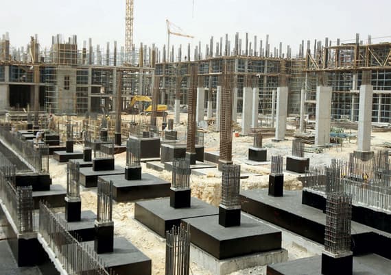 مكاتب استشارية أجنبية تدير مشاريع ضخمة دون تراخيص