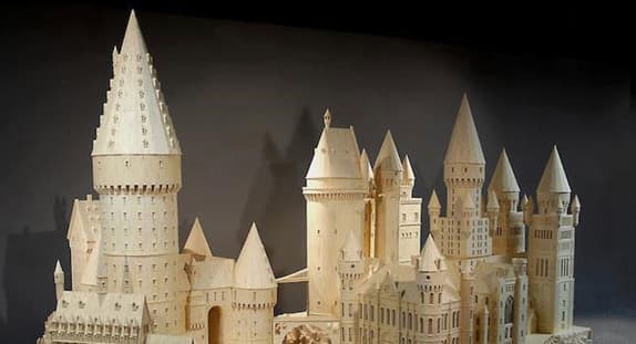 الحاجة أم الاختراع.. أردني يصنع مجسمات من أعواد الثقاب