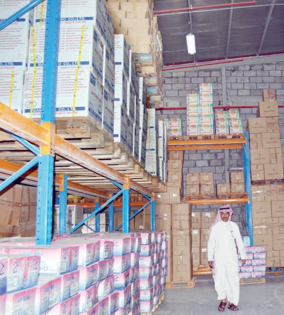 «التجارة» تغلق مستودعين لأدوات التجميل في الدمام