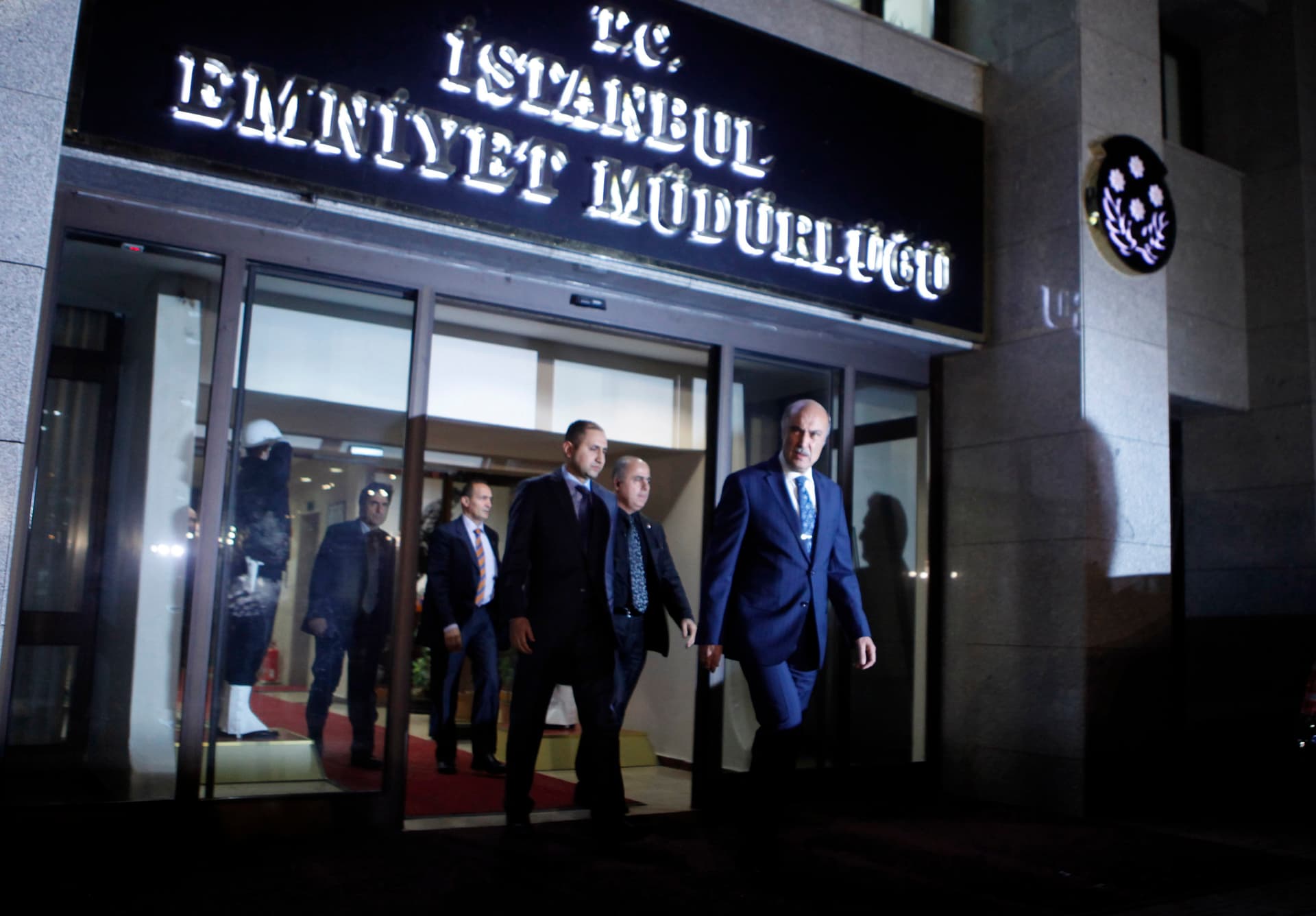 فضيحة فساد كبرى تهدد سلطة أوردغان.. والصحف التركية تحذر من إفشال التحقيقات