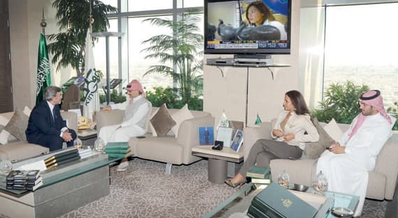 الوليد بن طلال يبحث الوضع الاقتصادي العالمي مع سفير اليونان