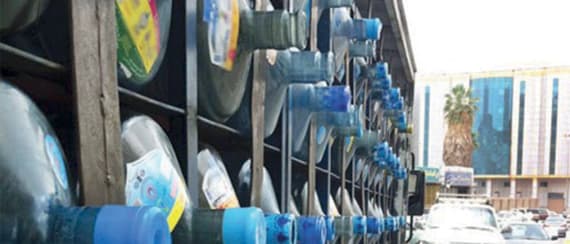 عمالة وافدة توزع عبوات مياه «غير صحية» 
على منازل جدة