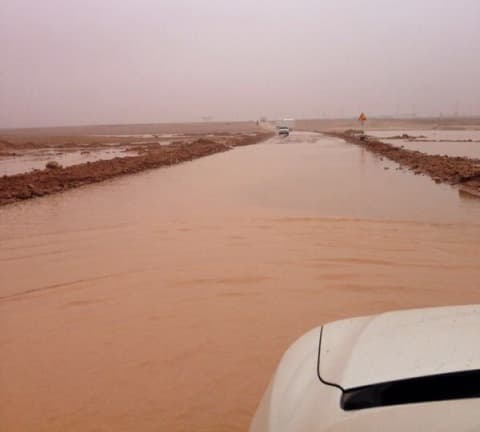 أمطار غزيرة على محافظة رفحاء والدفاع المدني يحذر