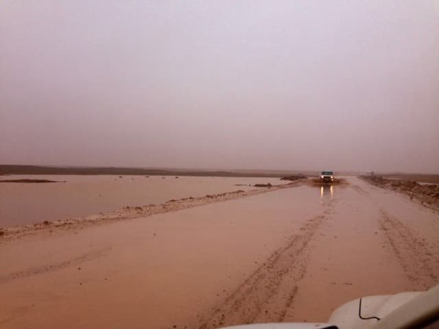 أمطار غزيرة على محافظة رفحاء والدفاع المدني يحذر