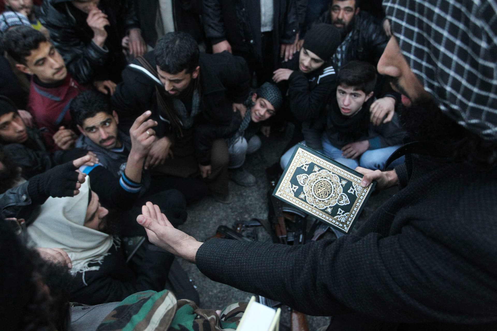 مقاتلو المعارضة السورية يحاصرون مقر "داعش" في الرقة