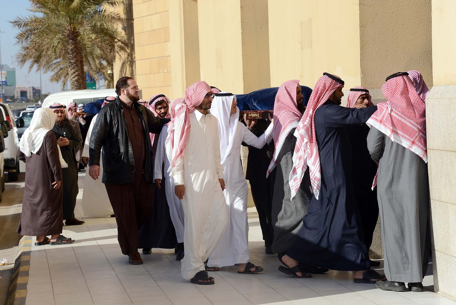 قصة مصورة: جموع غفيرة تشارك في تشييع  6 فتيات غرقنَ في  مستنقع قرب رماح