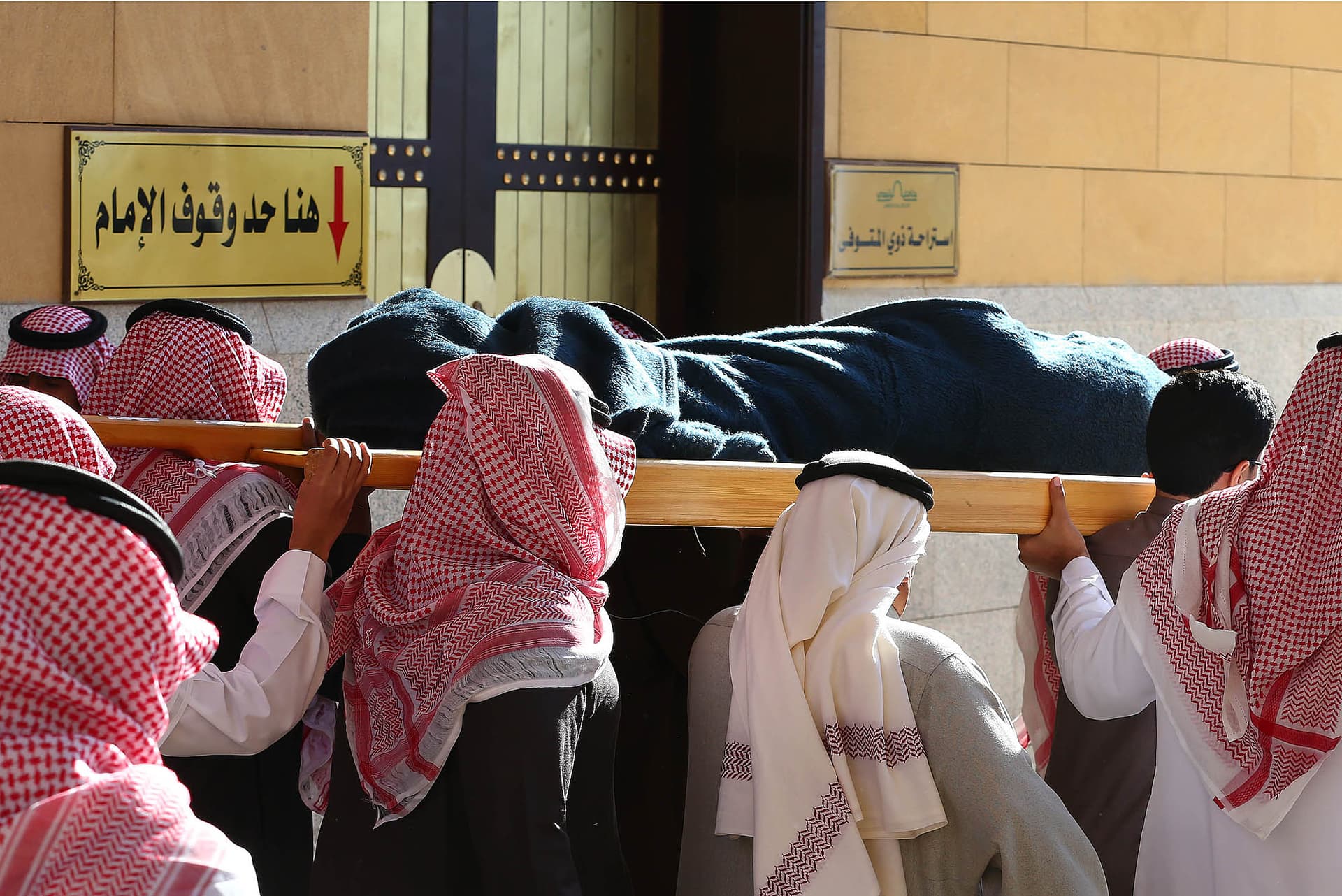قصة مصورة: جموع غفيرة تشارك في تشييع  6 فتيات غرقنَ في  مستنقع قرب رماح