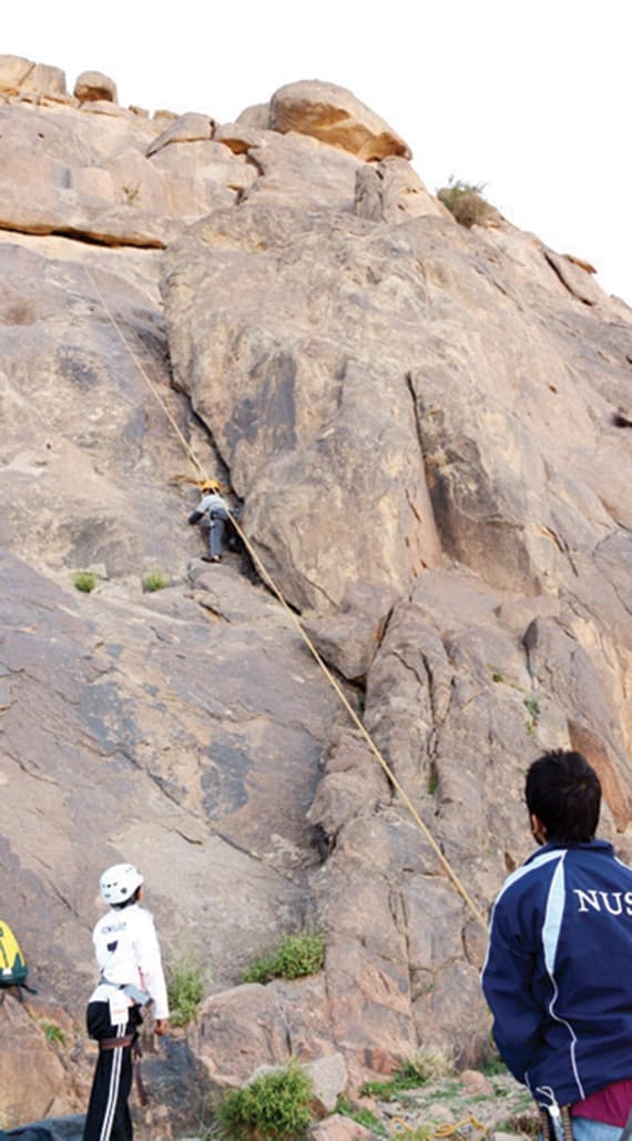 سعـوديـون يتنافسون في تسلق جبـال حائـل