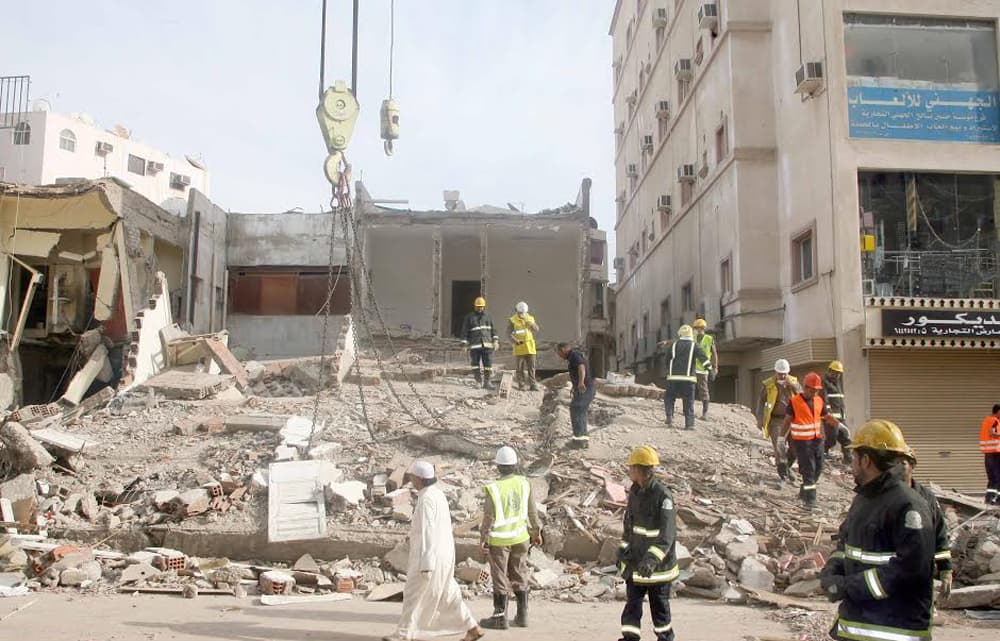 انهيار مبنى من 3 طوابق في جدة