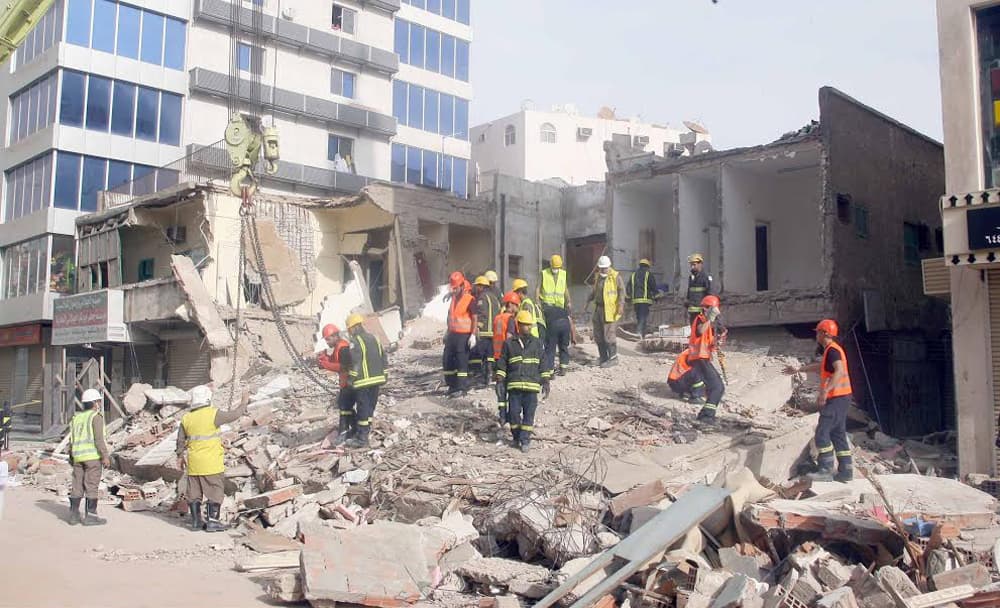 انهيار مبنى من 3 طوابق في جدة