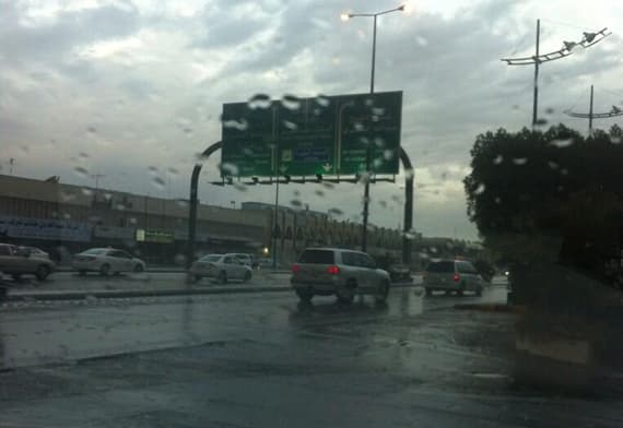 قصة مصورة : صور تويتر تكشف بهجة الناس بهطول المطر