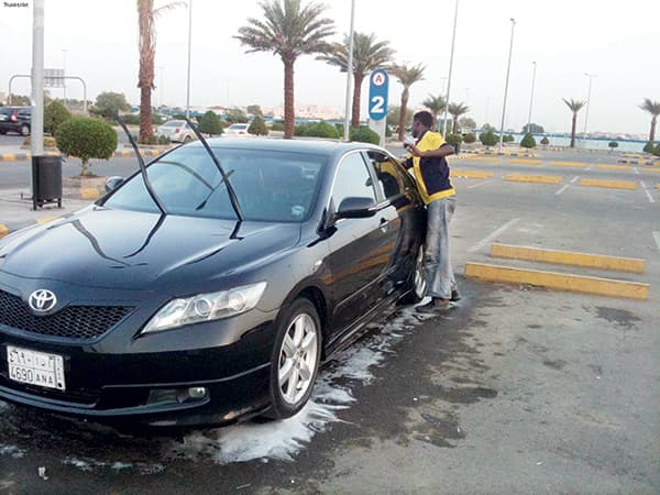جدة: إلزام المراكز التجارية بمنع المخالفين من تنظيف السيارات