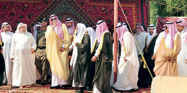 أمير المدينة المنورة  يُسلّم دورا سكنية للمستحقين في ينبع