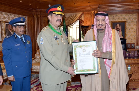 ولي العهد يقلد قائد الجيش الباكستاني وسام الملك عبدالعزيز من الدرجة الممتازة