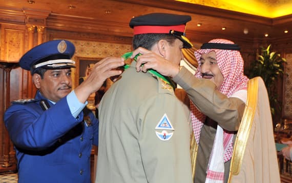 ولي العهد يقلد قائد الجيش الباكستاني وسام الملك عبدالعزيز من الدرجة الممتازة
