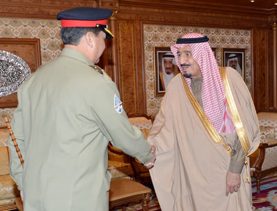 ولي العهد يقلد قائد الجيش الباكستاني وسام الملك عبدالعزيز من الدرجة الممتازة