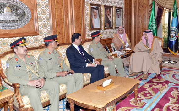 ولي العهد يقلد قائد الجيش الباكستاني وسام الملك عبدالعزيز من الدرجة الممتازة