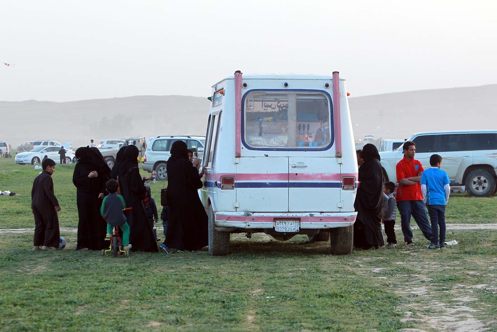 قصة مصورة: الأجواء الجميلة تجذب الأهالي للمتنزهات والشعاب