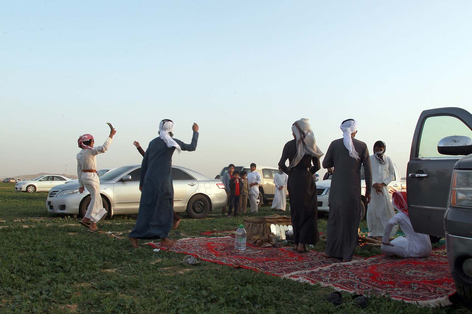 قصة مصورة: الأجواء الجميلة تجذب الأهالي للمتنزهات والشعاب
