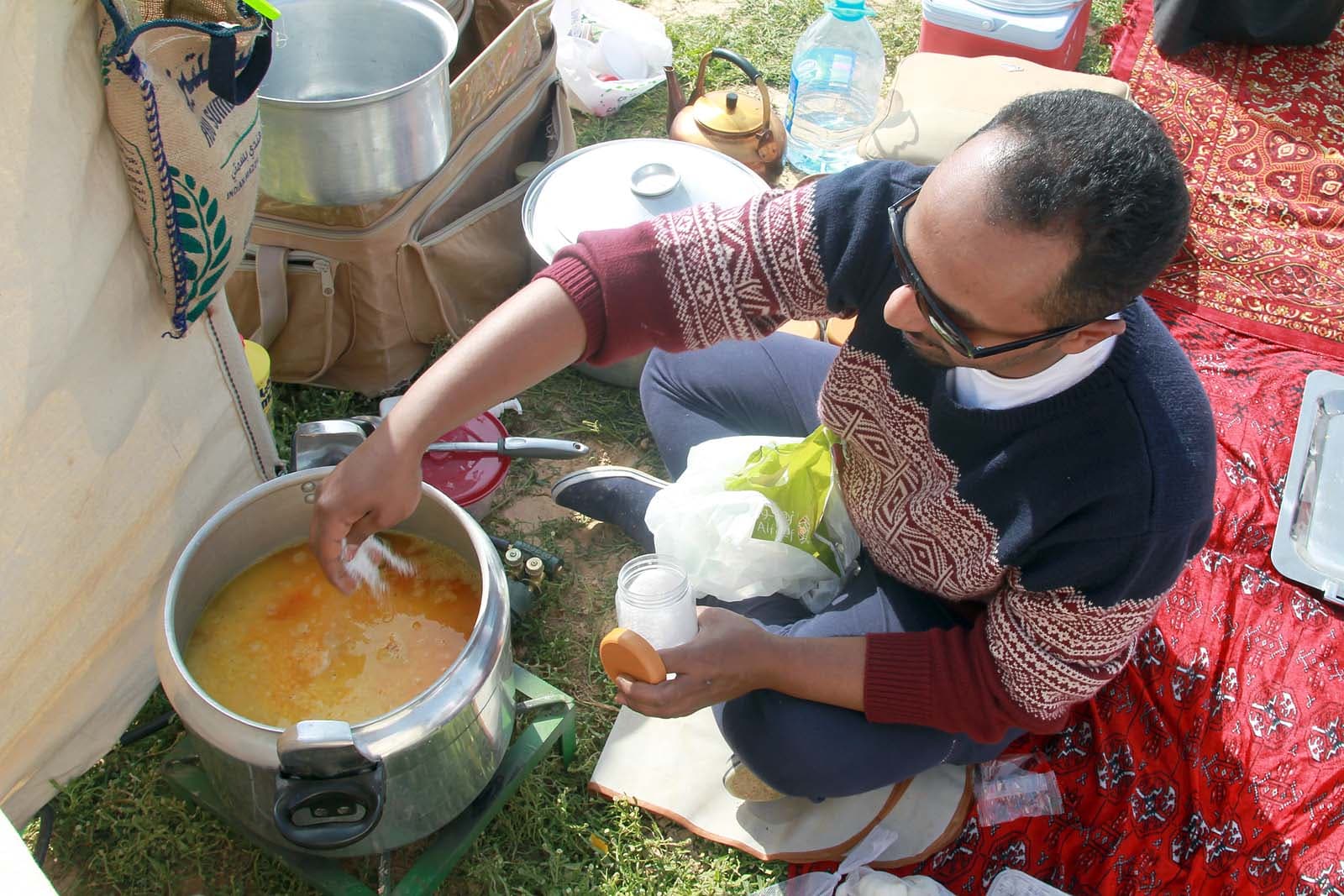 قصة مصورة: الأجواء الجميلة تجذب الأهالي للمتنزهات والشعاب