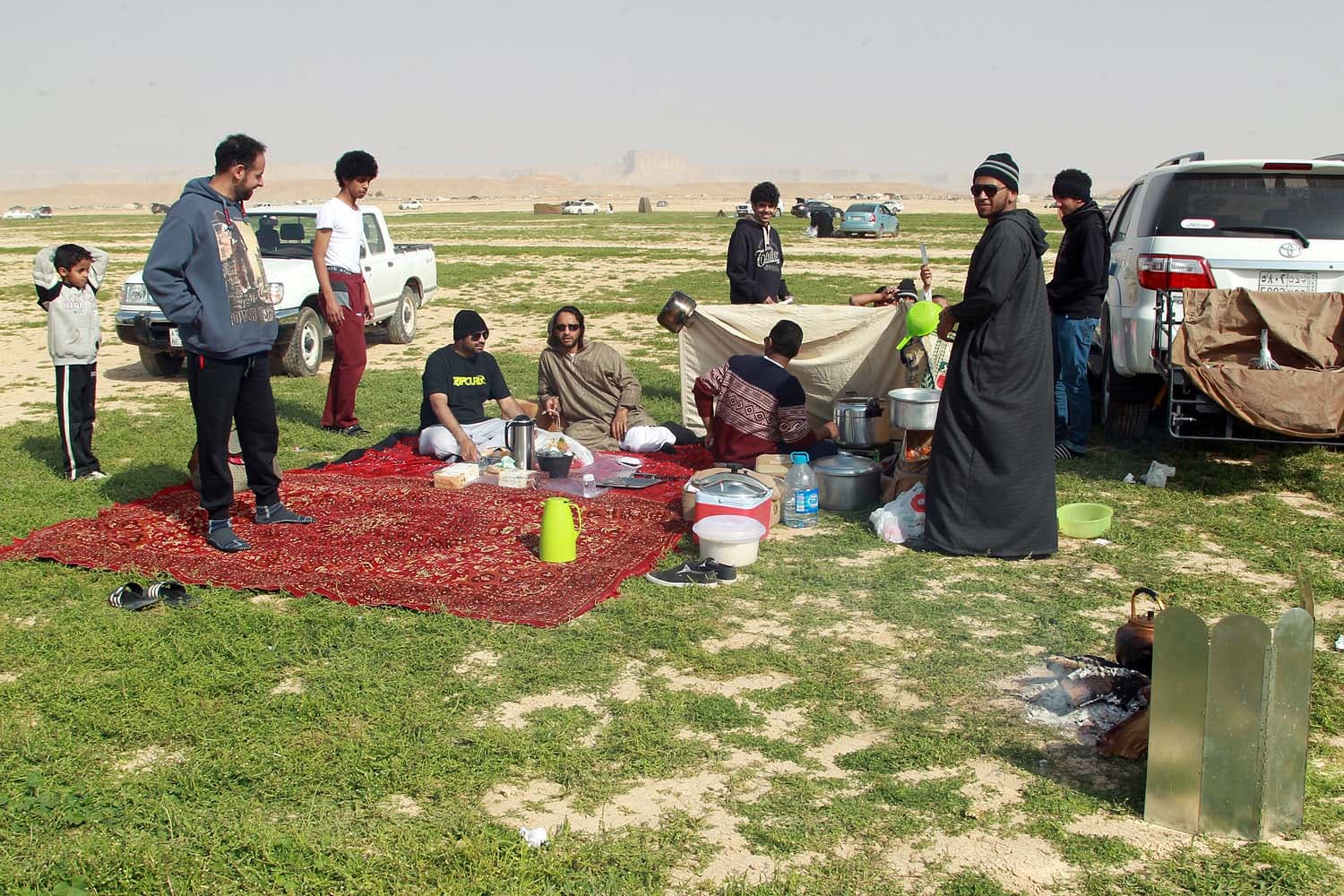 قصة مصورة: الأجواء الجميلة تجذب الأهالي للمتنزهات والشعاب