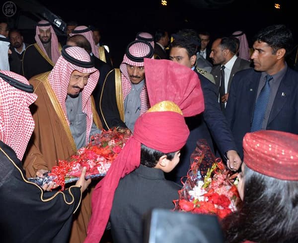 ولي العهد ورئيس جمهورية باكستان يعقدان اجتماعا في القصر الرئاسي