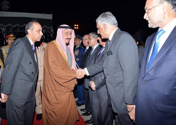 ولي العهد ورئيس جمهورية باكستان يعقدان اجتماعا في القصر الرئاسي