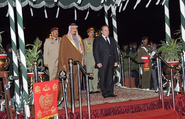 ولي العهد ورئيس جمهورية باكستان يعقدان اجتماعا في القصر الرئاسي