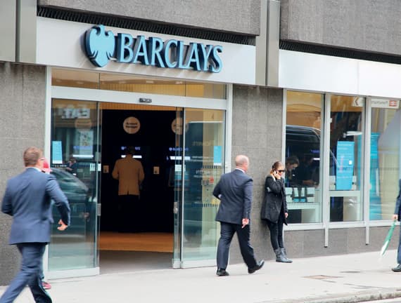 أزمة «باركليز» .. أرباحه تتناقص ومكافآته تزيد