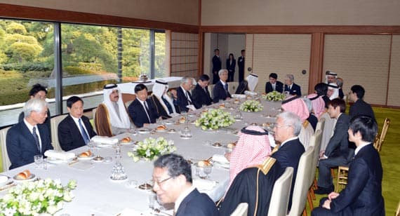 ولي العهد ورئيس الوزراء الياباني يعقدان اجتماعاً في طوكيو