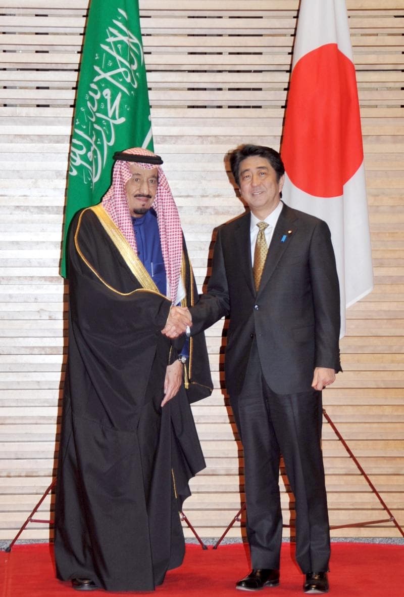 ولي العهد ورئيس الوزراء الياباني يعقدان اجتماعاً في طوكيو