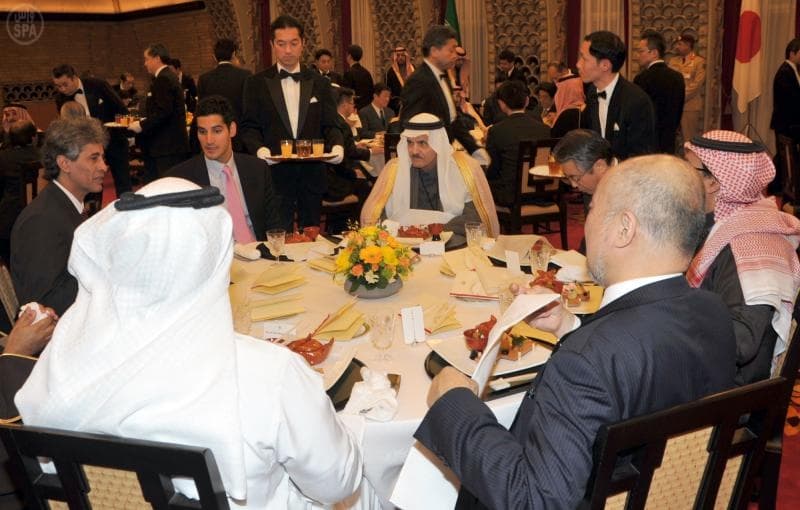 ولي العهد ورئيس الوزراء الياباني يعقدان اجتماعاً في طوكيو