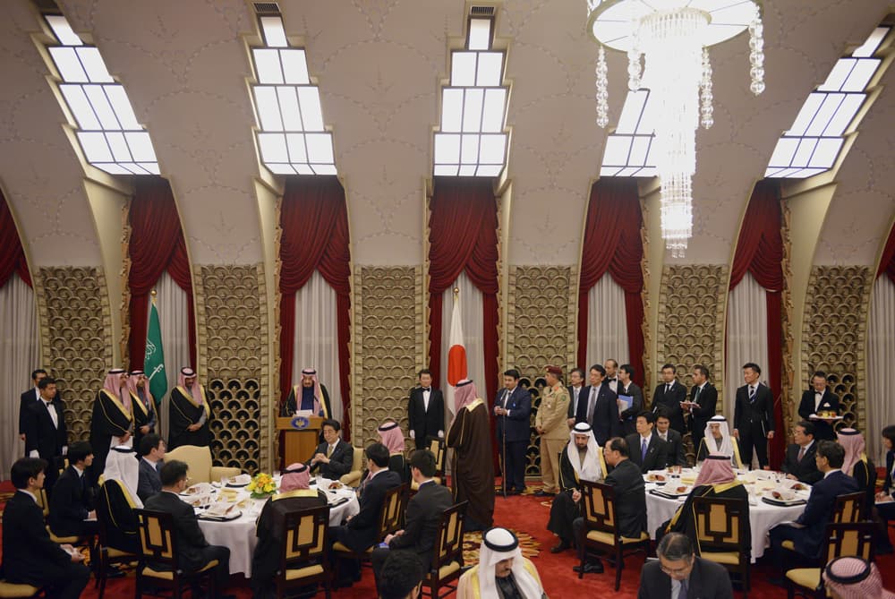 ولي العهد ورئيس الوزراء الياباني يعقدان اجتماعاً في طوكيو