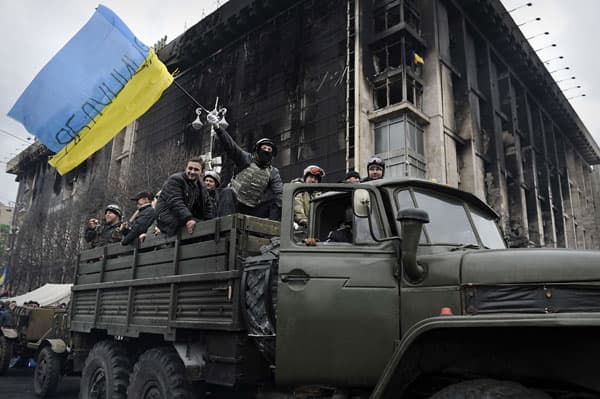 يانوكوفيتش يعلن أنه لا ينوي الاستقالة