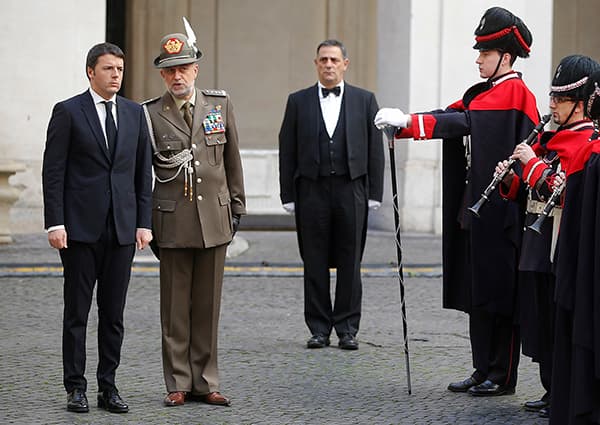 قصة مصورة: رئيس الوزراء الإيطالي الجديد ماتيو رينزي يؤدي اليمين