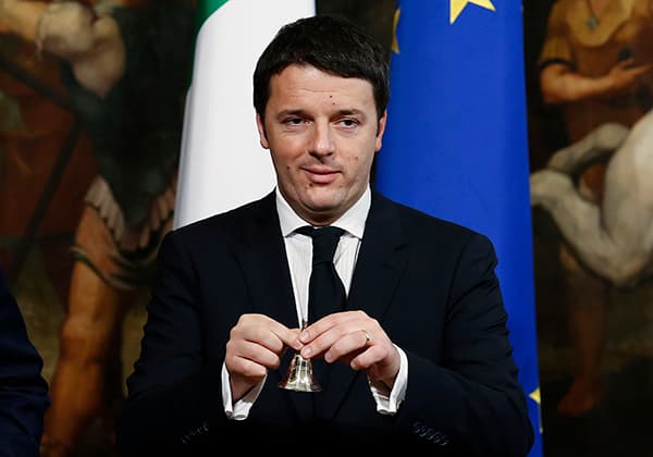 قصة مصورة: رئيس الوزراء الإيطالي الجديد ماتيو رينزي يؤدي اليمين