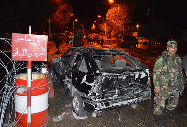 مقتل جنديين ومدني في تفجير سيارة ملغومة بالقرب من حاجزا للجيش اللبناني