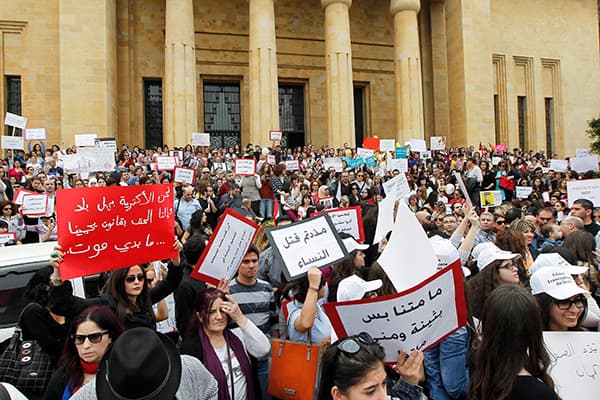 قصة مصورة : مظاهرة لبنانية ضد العنف الأسري