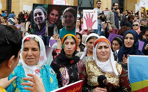 قصة مصورة : مظاهرة لبنانية ضد العنف الأسري