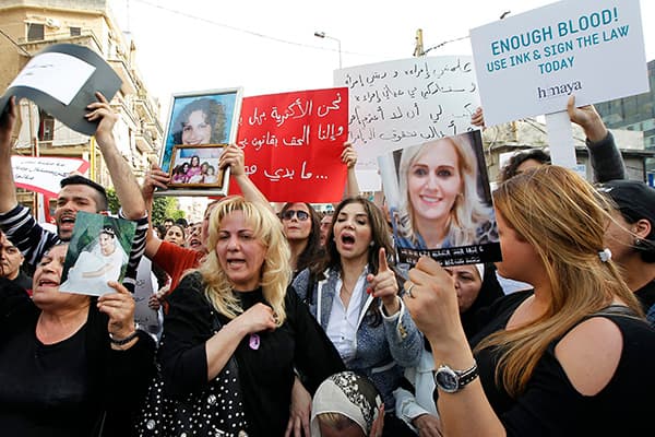 قصة مصورة : مظاهرة لبنانية ضد العنف الأسري