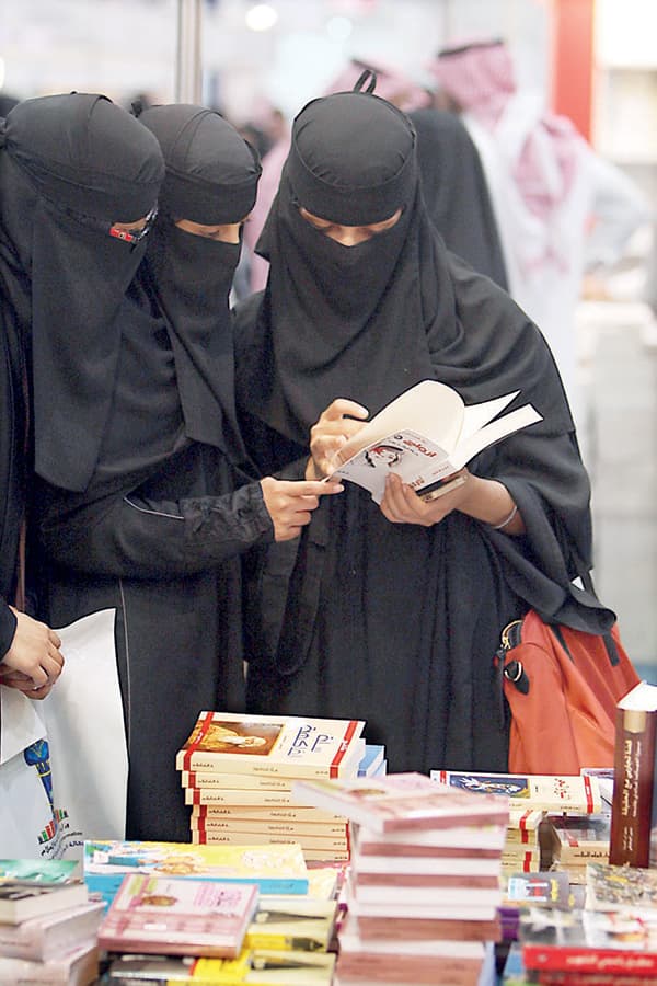 متطوعات سعوديات يثرن فضول الزوار بـ «أمهات صح»