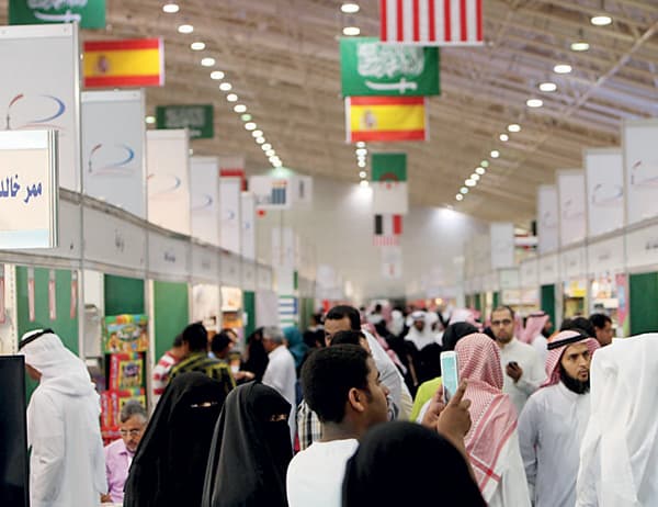 متطوعات سعوديات يثرن فضول الزوار بـ «أمهات صح»