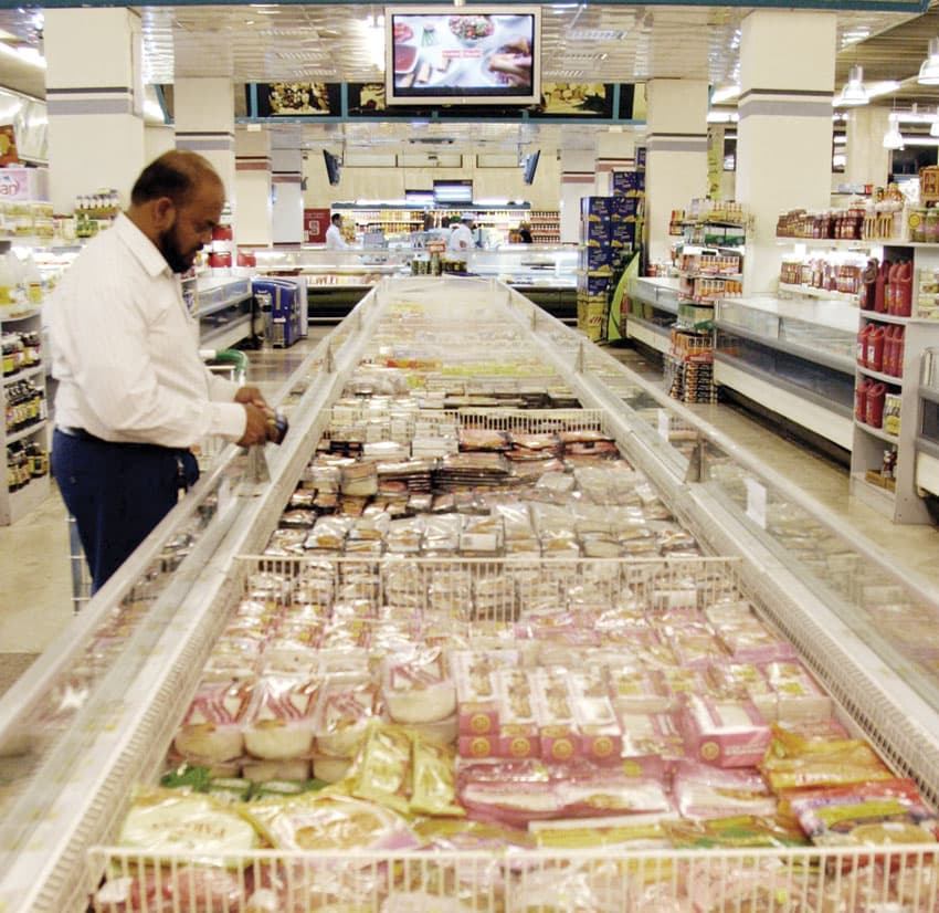 ترقب حذر من التجار لقرار إغلاق المحال في التاسعة ليلا