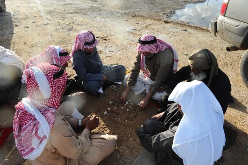 قصة مصورة : لعبة "السيجة" .. شطرنج المسنين في محافظة حقل