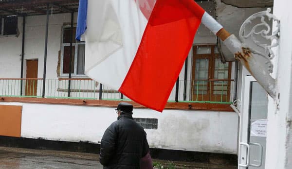 سكان القرم يصوتون لصالح الانضمام الى روسيا وسط غضب غربي