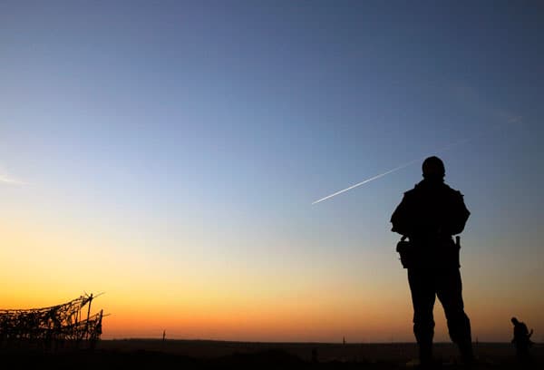 قوات روسية تطوق قاعدة جوية في القرم وتوجه تحذيرا